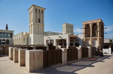 Al Fahidi 'nin tarihi mahallesindeki bir çatıdan Arap gözetleme kulelerine bakın. Dubai, BAE - 4 Şubat 2020