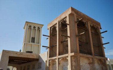 Al Fahidi bölgesindeki eski ve modern Arap gözetleme kuleleri. Dubai, BAE - 4 Şubat 2020