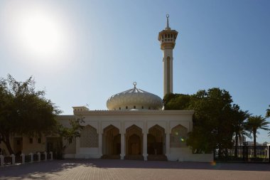 Al Fahidi ilçesindeki Büyük Bastakiya Camii (Arapça: Albastakiya) cephesi. Dubai, BAE - 4 Şubat 2020