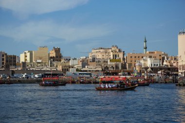 Deira 'nın Deira ilçesi ile şehir merkezi arasında Dubai Creek Körfezi' nde seyir halindedir. Dubai, BAE - 4 Şubat 2020