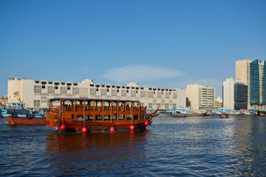 Güneşli bir günde Dubai Deresi 'nde seyreden iki katlı su taksisi. BAE 'de geleneksel Arap su taşımacılığı. Dubai - 4 Şubat 2020