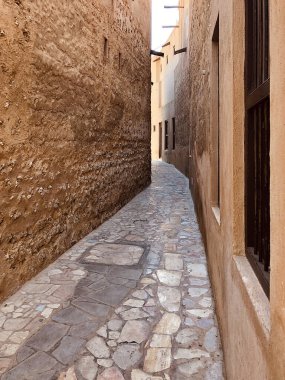 Dubai 'nin Al Fahidi semtinde eski dar bir sokak.