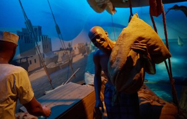 Müzede sergilenen bir çanta dolusu mal taşıyan eski Arap denizcinin kurulumu. Dubai - 4 Şubat 2020