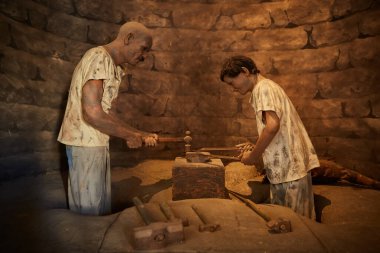 Bir müzede sergilenen bir silah üretimi üzerinde çalışan antik Atabic demircisinin yeniden inşası. Dubai - 4 Şubat 2020