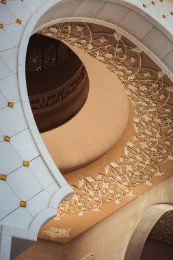 Madalyalı tavan ve Şeyh Zayed Büyük Camii 'nin kemeri. Abu Dabi, BAE - 8 Şubat 2020