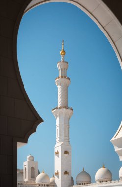 Şeyh Zayed Büyük Camii 'nin iç avlusundaki minare kulesi. Abu Dabi, BAE - 8 Şubat 2020