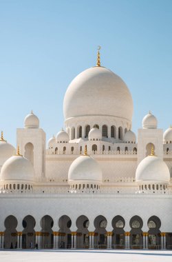 Şeyh Zayed Büyük Camii 'nin güzel dış yüzeyi beyaz mermer taştan yapılmıştır. Abu Dabi, BAE - 8 Şubat 2020