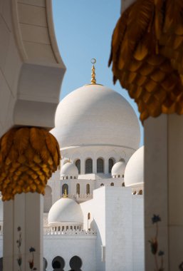 Beyaz mermer taştan yapılmış Şeyh Zayed Büyük Camii 'nin kubbeleri ve kolonları. Abu Dabi, BAE - 8 Şubat 2020