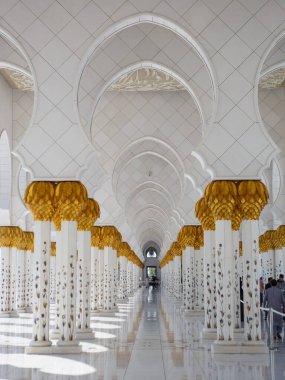 Şeyh Zayed Büyük Camii 'nin kolları ve yayları. Abu Dabi, BAE - 8 Şubat 2020