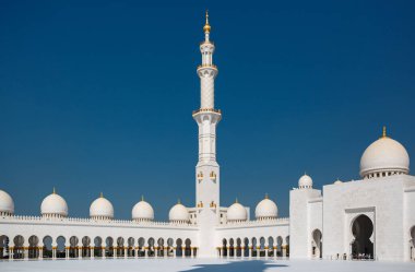 Şeyh Zayed Büyük Camii 'nin uzun minare kulesi beyaz mermer taşla inşa edilmiş. Abu Dabi, BAE - 8 Şubat 2020
