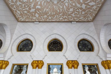 Şeyh Zayed Büyük Cami Dua Salonu 'na giriş. Abu Dabi, BAE - 8 Şubat 2020
