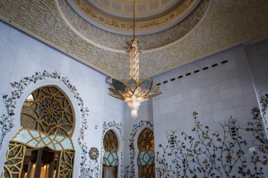 Şeyh Zayed Büyük Camii 'nin dua salonunun girişindeki büyük dekoratif lamba. Abu Dabi, BAE - 8 Şubat 2020