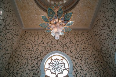 Şeyh Zayed Büyük Camii 'nin içindeki dekoratif lamba ve süs. Abu Dabi, BAE - 8 Şubat 2020