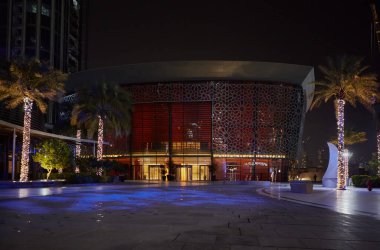 Dubai Opera girişi. Şehir merkezindeki ünlü kültür simgesi. Dubai, BAE - 2 Şubat 2020