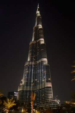 Şehir merkezindeki Burj Halife kulesi gece aydınlandı. Dubai, BAE - 2 Şubat 2020