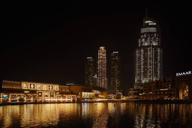 Dubai Alışveriş Merkezi ve Burj Halife Gölü 'nün gece manzarası. Dubai, BAE - 2 Şubat 2020