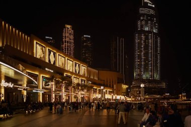 Şehir merkezindeki Dubai Alışveriş Merkezi 'nin dışında büyük bir turist grubu. Dubai, BAE - 2 Şubat 2020