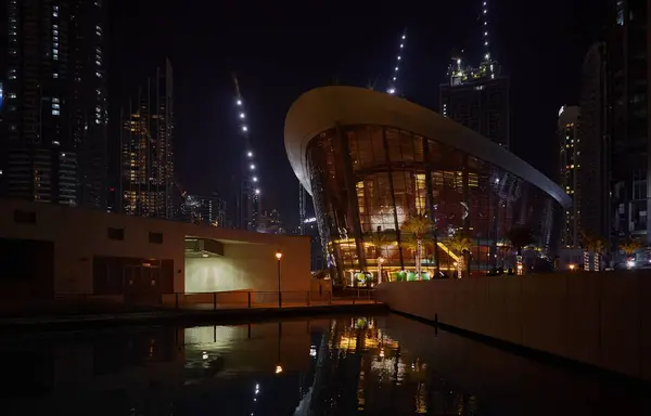 Dubai Opera binası ön cephesi, şehrin merkezindeki Opera Bölgesi 'nde popüler turizm simgesi. Dubai, BAE - 2 Şubat 2020