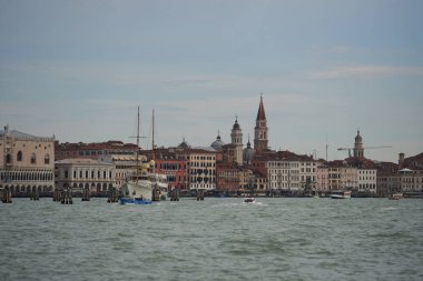 Venedik kanalında Retro tur gemisi. Venezia limanının panoramik manzarası. Venedik - 6 Mayıs 2019