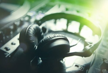 DJ okulu geçmişi. Ses mikserinde profesyonel kulaklıklar