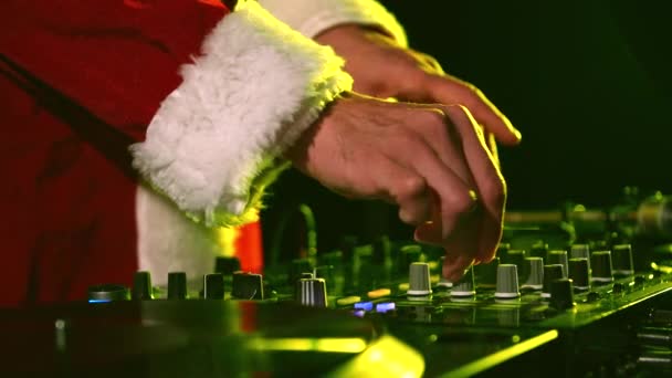 Club Roten Weihnachtsmannkostüm Spielt Musik Auf Der Bühne Discjockey Mischt — Stockvideo