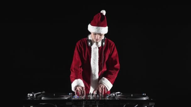 Άγιος Βασίλης Παίζει Μουσική Ένα Χριστουγεννιάτικο Πάρτι Στο Νυχτερινό Κέντρο — Αρχείο Βίντεο