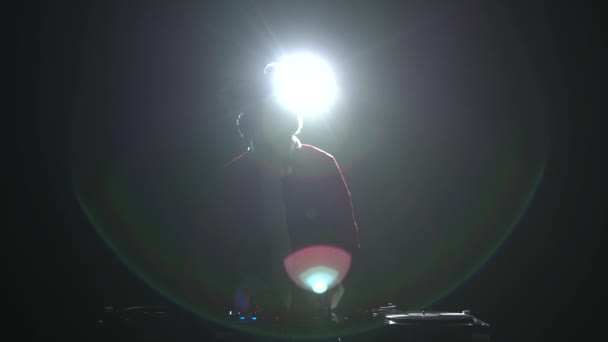 Silhouette Του Αγίου Βασίλη Παίζει Μουσική Ένα Πάρτι Στο Νυχτερινό — Αρχείο Βίντεο