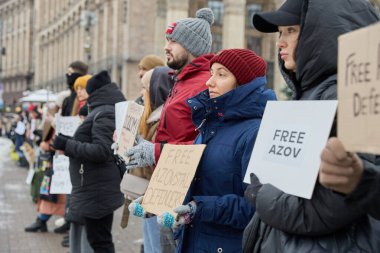 Meydan Meydanı 'nda Azovstal savunucularının yakınları tarafından barışçıl bir gösteri düzenlendi. İnsanlar savaş esirlerinin Rus esaretinden serbest bırakılmasını talep ediyor. Kyiv, Ukrayna - 3 Aralık 2023