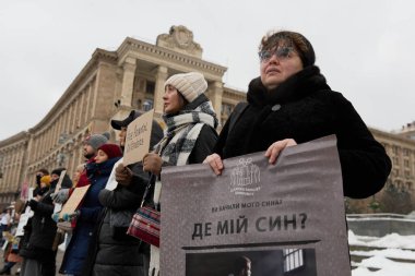 Meydan Meydanı 'nda Azovstal savunucularının yakınları tarafından barışçıl bir gösteri düzenlendi. İnsanlar savaş esirlerinin Rus esaretinden serbest bırakılmasını talep ediyor. Kyiv, Ukrayna - 3 Aralık 2023