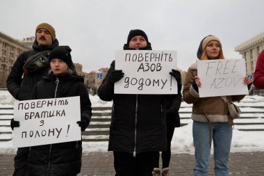 Meydan Meydanı 'nda Azovstal savunucularının yakınları tarafından barışçıl bir gösteri düzenlendi. İnsanlar savaş esirlerinin Rus esaretinden serbest bırakılmasını talep ediyor. Kyiv, Ukrayna - 3 Aralık 2023