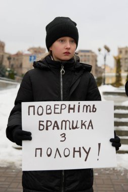 Meydan Meydanı 'nda Azovstal savunucularının yakınları tarafından barışçıl bir gösteri düzenlendi. İnsanlar savaş esirlerinin Rus esaretinden serbest bırakılmasını talep ediyor. Kyiv, Ukrayna - 3 Aralık 2023