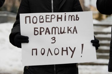 Meydan Meydanı 'nda Azovstal savunucularının yakınları tarafından barışçıl bir gösteri düzenlendi. İnsanlar savaş esirlerinin Rus esaretinden serbest bırakılmasını talep ediyor. Kyiv, Ukrayna - 3 Aralık 2023