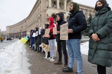 Meydan Meydanı 'nda Azovstal savunucularının yakınları tarafından barışçıl bir gösteri düzenlendi. İnsanlar savaş esirlerinin Rus esaretinden serbest bırakılmasını talep ediyor. Kyiv, Ukrayna - 3 Aralık 2023