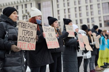 Meydan Meydanı 'nda Azovstal savunucularının yakınları tarafından barışçıl bir gösteri düzenlendi. İnsanlar savaş esirlerinin Rus esaretinden serbest bırakılmasını talep ediyor. Kyiv, Ukrayna - 3 Aralık 2023