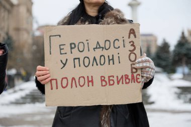 Meydan Meydanı 'nda Azovstal savunucularının yakınları tarafından barışçıl bir gösteri düzenlendi. İnsanlar savaş esirlerinin Rus esaretinden serbest bırakılmasını talep ediyor. Kyiv, Ukrayna - 3 Aralık 2023