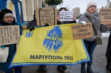 Meydan Meydanı 'nda Azovstal savunucularının yakınları tarafından barışçıl bir gösteri düzenlendi. İnsanlar savaş esirlerinin Rus esaretinden serbest bırakılmasını talep ediyor. Kyiv, Ukrayna - 3 Aralık 2023