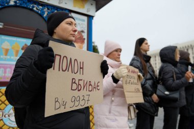 Meydan Meydanı 'nda Azovstal savunucularının yakınları tarafından barışçıl bir gösteri düzenlendi. İnsanlar savaş esirlerinin Rus esaretinden serbest bırakılmasını talep ediyor. Kyiv, Ukrayna - 3 Aralık 2023