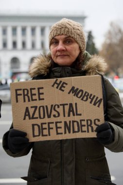 Meydan Meydanı 'nda Azovstal savunucularının yakınları tarafından barışçıl bir gösteri düzenlendi. İnsanlar savaş esirlerinin Rus esaretinden serbest bırakılmasını talep ediyor. Kyiv, Ukrayna - 3 Aralık 2023