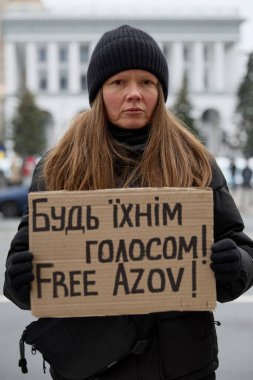 Meydan Meydanı 'nda Azovstal savunucularının yakınları tarafından barışçıl bir gösteri düzenlendi. İnsanlar savaş esirlerinin Rus esaretinden serbest bırakılmasını talep ediyor. Kyiv, Ukrayna - 3 Aralık 2023