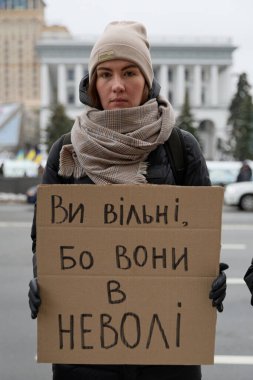 Meydan Meydanı 'nda Azovstal savunucularının yakınları tarafından barışçıl bir gösteri düzenlendi. İnsanlar savaş esirlerinin Rus esaretinden serbest bırakılmasını talep ediyor. Kyiv, Ukrayna - 3 Aralık 2023
