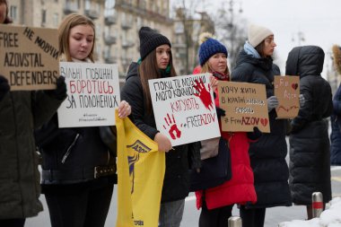 Meydan Meydanı 'nda Azovstal savunucularının yakınları tarafından barışçıl bir gösteri düzenlendi. İnsanlar savaş esirlerinin Rus esaretinden serbest bırakılmasını talep ediyor. Kyiv, Ukrayna - 3 Aralık 2023