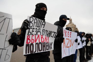 Meydan Meydanı 'nda Azovstal savunucularının yakınları tarafından barışçıl bir gösteri düzenlendi. İnsanlar savaş esirlerinin Rus esaretinden serbest bırakılmasını talep ediyor. Kyiv, Ukrayna - 3 Aralık 2023