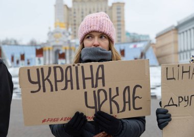 Meydan Meydanı 'nda Azovstal savunucularının yakınları tarafından barışçıl bir gösteri düzenlendi. İnsanlar savaş esirlerinin Rus esaretinden serbest bırakılmasını talep ediyor. Kyiv, Ukrayna - 3 Aralık 2023