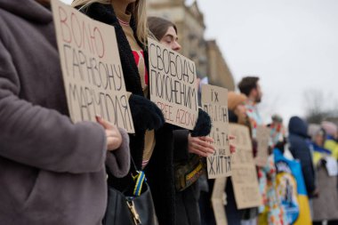 Meydan Meydanı 'nda Azovstal savunucularının yakınları tarafından barışçıl bir gösteri düzenlendi. İnsanlar savaş esirlerinin Rus esaretinden serbest bırakılmasını talep ediyor. Kyiv, Ukrayna - 3 Aralık 2023