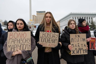 Meydan Meydanı 'nda Azovstal savunucularının yakınları tarafından barışçıl bir gösteri düzenlendi. İnsanlar savaş esirlerinin Rus esaretinden serbest bırakılmasını talep ediyor. Kyiv, Ukrayna - 3 Aralık 2023