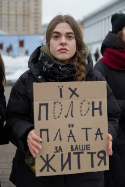 Meydan Meydanı 'nda Azovstal savunucularının yakınları tarafından barışçıl bir gösteri düzenlendi. İnsanlar savaş esirlerinin Rus esaretinden serbest bırakılmasını talep ediyor. Kyiv, Ukrayna - 3 Aralık 2023