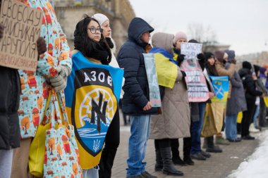 Meydan Meydanı 'nda Azovstal savunucularının yakınları tarafından barışçıl bir gösteri düzenlendi. İnsanlar savaş esirlerinin Rus esaretinden serbest bırakılmasını talep ediyor. Kyiv, Ukrayna - 3 Aralık 2023