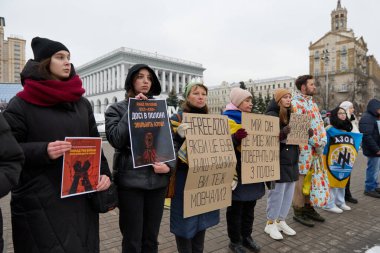Meydan Meydanı 'nda Azovstal savunucularının yakınları tarafından barışçıl bir gösteri düzenlendi. İnsanlar savaş esirlerinin Rus esaretinden serbest bırakılmasını talep ediyor. Kyiv, Ukrayna - 3 Aralık 2023