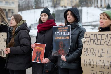 Meydan Meydanı 'nda Azovstal savunucularının yakınları tarafından barışçıl bir gösteri düzenlendi. İnsanlar savaş esirlerinin Rus esaretinden serbest bırakılmasını talep ediyor. Kyiv, Ukrayna - 3 Aralık 2023