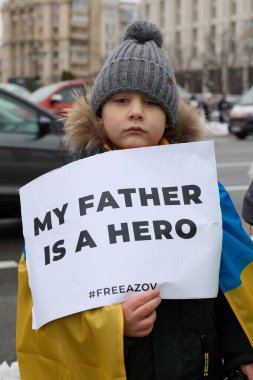 Meydan Meydanı 'nda Azovstal savunucularının yakınları tarafından barışçıl bir gösteri düzenlendi. İnsanlar savaş esirlerinin Rus esaretinden serbest bırakılmasını talep ediyor. Kyiv, Ukrayna - 3 Aralık 2023